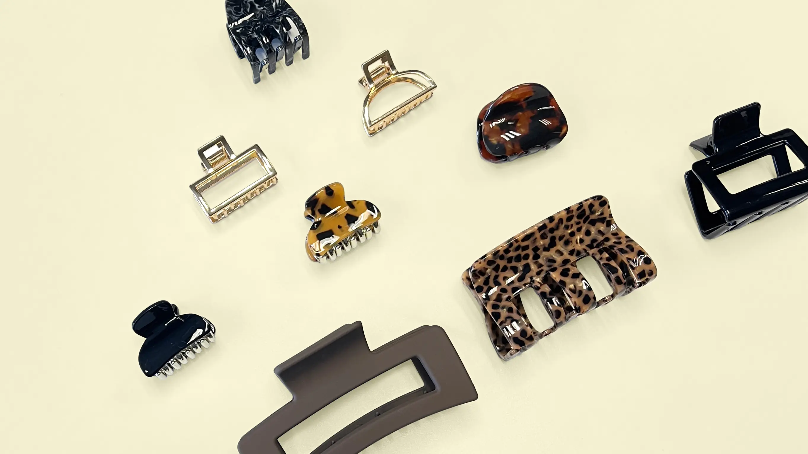 stylish hair claw clips in black, tortoiseshell & leopard print, showcasing Districenter's collection.
